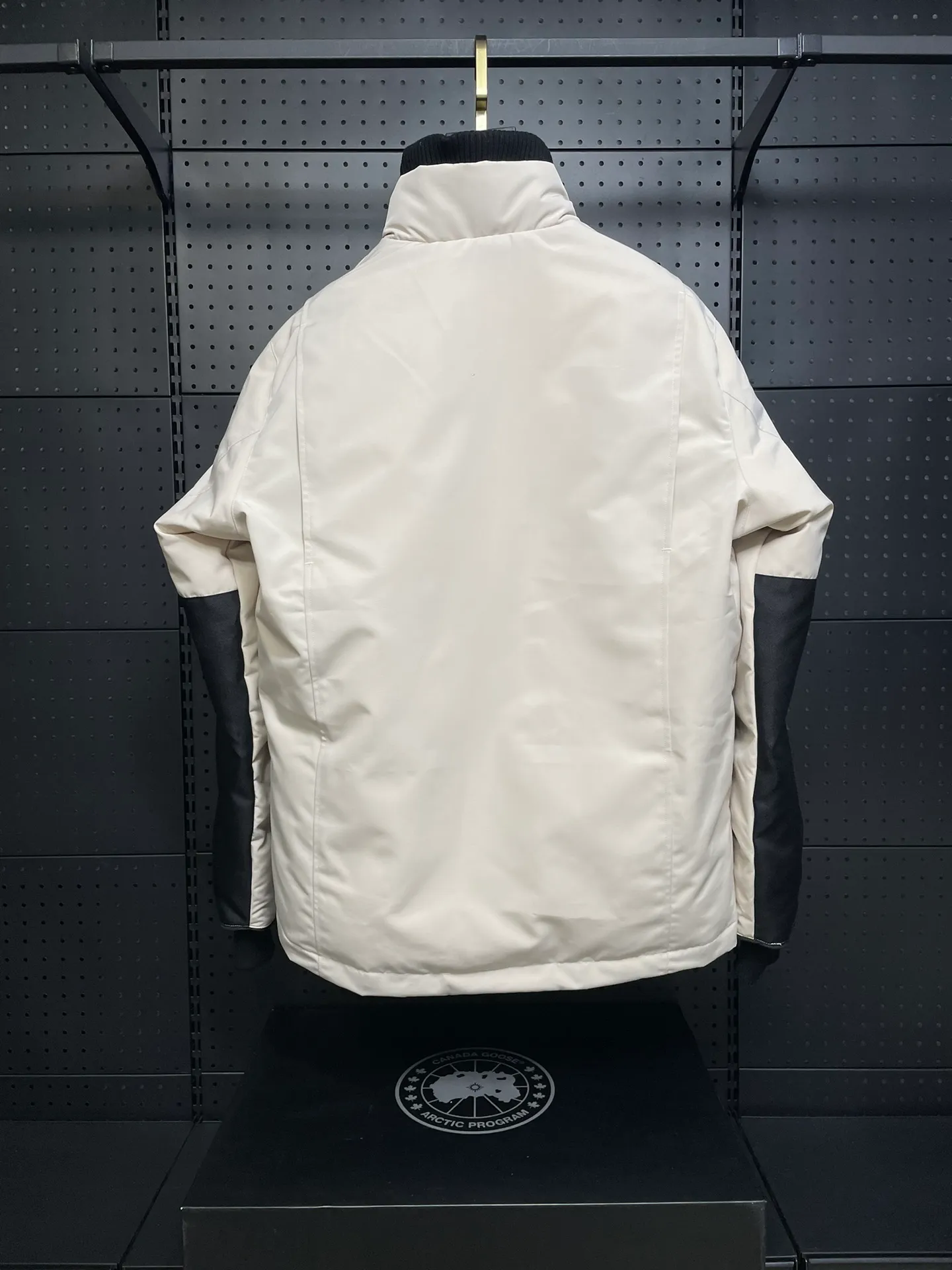 P800 forester men's new model black 24 models Canada Goose (Canada Goose) Men's model xs-xxl The highest version on the market! 🔥 Recommendation of single product for autumn and winter hard goods # Produced by OEM canada goose # The Canadian brand canada goose has always been recognized as the warmest down jacket, and its existence can often be seen in the winter street photos of various celebrities. I make Canada Goose every year, but I still can’t get rid of my love for it. No matter how cold the weather is, there’s no need to be afraid! Because this year, as always, we will provide you with ruthless goods and prepare large quantities of goods. I believe that the market has become a bit chaotic, but we are not afraid. Only good things are competitive, not comparing prices! No one is stupid enough to quote a high price and send old customers away! Look at price in the short term and quality in the long term! If you care about quality, please respect its price! If what you want is cheap, please don't expect good quality! You get what you pay for, this is the rule of the market! We really value quality. It is only worn by the one who understands you! Filling content: 90 international standard duck down! I won’t say much more, everyone sells their own goods! Regarding the down content, you can feel it with your hands. There is nothing wrong with good down. Another customer said that the clothes are very light, but the ones on the market are very heavy. For us insiders, adding some filament to the clothes will make them look bulging and heavy. But we won't do that! 🔥Pure original fidelity! 🔥Everyone who has been cooperating with us in the past few years knows that the large-scale wholesale market products are incomparable to us. You are welcome to visit the brick cabinet and then come to my home to buy! It is the legendary warmest down jacket. A goose and a single layer of clothing can withstand minus 20 degrees Celsius! Known as a must-have for Arctic outdoor sports! The most popular down jacket in the world, celebrities are rushing to buy it, it is a must-have!